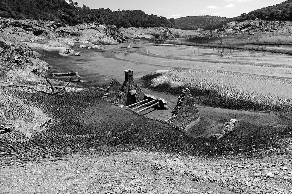 Temporarly the (artificial) Lake de Guerledan has been drained.....
